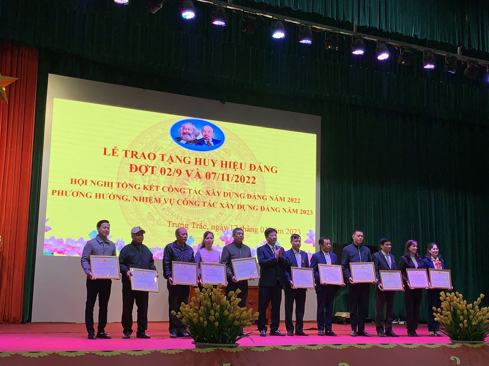 Đồng chí Bí thư Huyện ủy Nguyễn Bật Khánh dự Lễ trao tặng Huy hiệu Đảng đợt 2/9 và 7/11/2022 tại Đảng bộ xã Trưng Trắc
