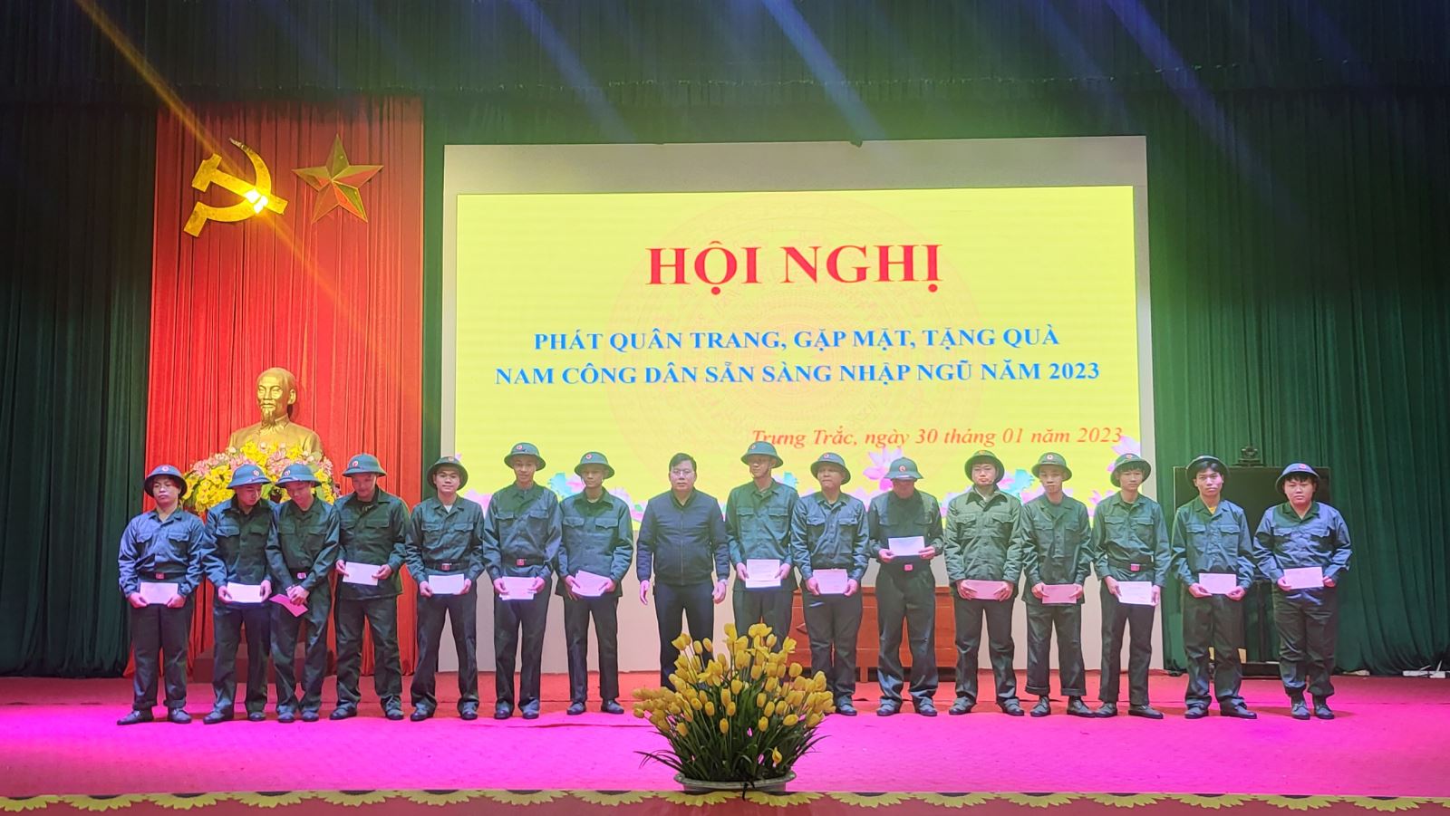 Trưng Trắc tổ chức hội nghị phát quân trang, gặp mặt, tặng quà nam công dân sẵn sàng nhập ngũ năm 2023